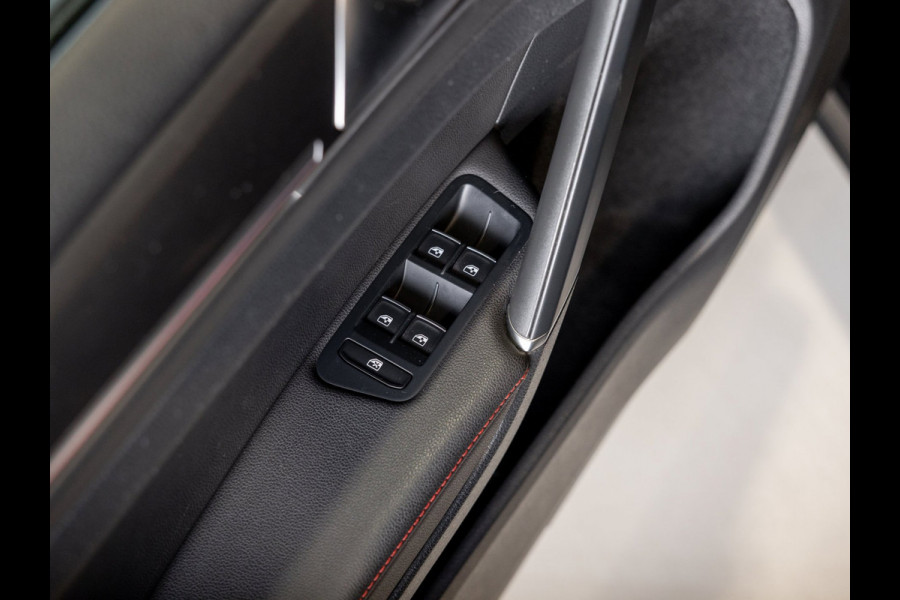 Volkswagen Golf 2.0 TSI GTI Performance / 245pk / Panorama dak / Leder / Dodehoek herkenning ./