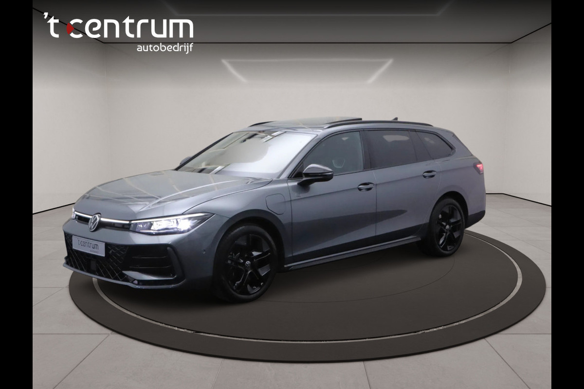 Volkswagen Passat Variant 1.5 eHybrid R-Line 272 PK PHEV, Panoramadak, Trekhaak, Black-Style, Head-Up, Massage