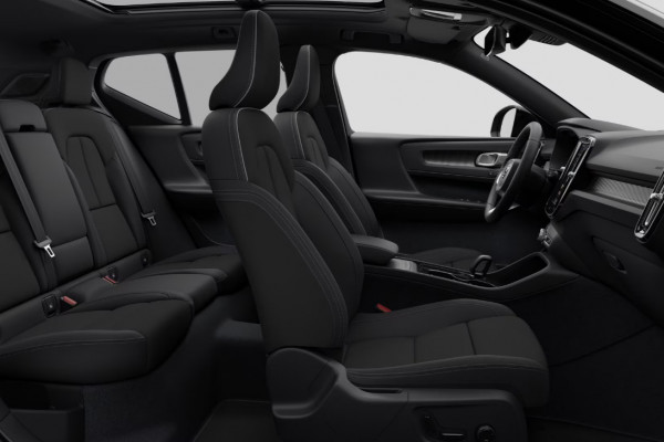 Volvo EX40 Single Ext. Range Plus Black Ed. Europa / Elektrische stoelen / Panoramadak / Panoramadak / Apple Carplay / Android Auto / Harman kardon audio / Adaptive cruise control / Pilot assist / Lichtmetalen velgen /