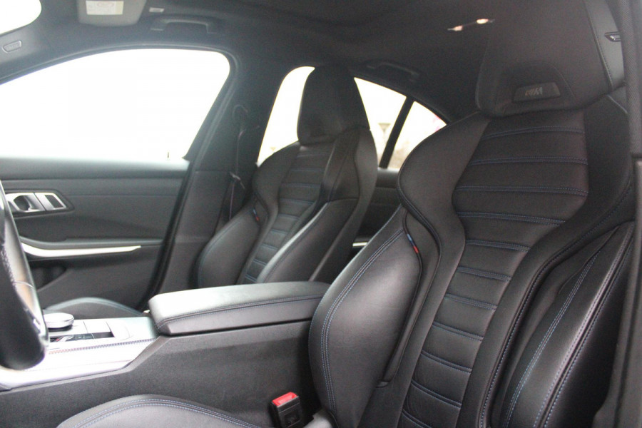 BMW 3-serie 330e 292PK xDRIVE | PANORAMISCH SCHUIF/KANTEL DAK | M-SPORT PRO-PAKKET | M-SPORT REMMEN UITGEVOERD IN DONKERBLAUW MET M LOGO | BMW LIVE COCKPIT PROFESSIONAL | CURVED DISPLAY |DRIVING ASSISTANT INCL. HEAD-UP DISPLAY | PARKING ASSIST INCL. ACHTERUITRIJCAMERA | ADAPTIEVE LED KOPLAMPEN |SHADOW LINE | M-SPORTSTOELEN VOOR | LEDER VERNASCA MET CONTRAST STIKSELS M-SPORT | STOEL VERWARMING | DRAADLOZE APPLE CARPLAY | ELEKTRISCH VERSTELBARE STOELEN MET GEHEUGEN FUNCTIE | HEAD UP DISPLAY | DRAADLOZE TELEFOONLADER | DODEHOEK BEWAKING | COMFORT PACK INCL. ELEKTRISCHE ACHTERKLEP | A