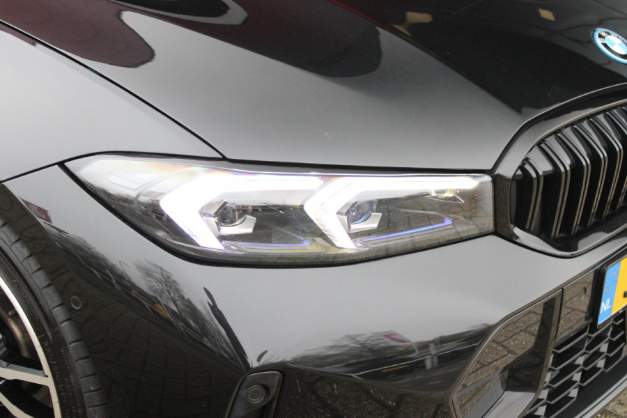 BMW 3-serie 330e 292PK xDRIVE | PANORAMISCH SCHUIF/KANTEL DAK | M-SPORT PRO-PAKKET | M-SPORT REMMEN UITGEVOERD IN DONKERBLAUW MET M LOGO | BMW LIVE COCKPIT PROFESSIONAL | CURVED DISPLAY |DRIVING ASSISTANT INCL. HEAD-UP DISPLAY | PARKING ASSIST INCL. ACHTERUITRIJCAMERA | ADAPTIEVE LED KOPLAMPEN |SHADOW LINE | M-SPORTSTOELEN VOOR | LEDER VERNASCA MET CONTRAST STIKSELS M-SPORT | STOEL VERWARMING | DRAADLOZE APPLE CARPLAY | ELEKTRISCH VERSTELBARE STOELEN MET GEHEUGEN FUNCTIE | HEAD UP DISPLAY | DRAADLOZE TELEFOONLADER | DODEHOEK BEWAKING | COMFORT PACK INCL. ELEKTRISCHE ACHTERKLEP | A