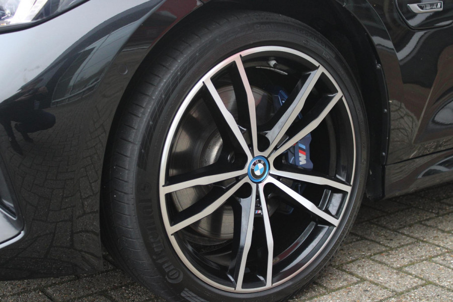 BMW 3-serie 330e 292PK xDRIVE | PANORAMISCH SCHUIF/KANTEL DAK | M-SPORT PRO-PAKKET | M-SPORT REMMEN UITGEVOERD IN DONKERBLAUW MET M LOGO | BMW LIVE COCKPIT PROFESSIONAL | CURVED DISPLAY |DRIVING ASSISTANT INCL. HEAD-UP DISPLAY | PARKING ASSIST INCL. ACHTERUITRIJCAMERA | ADAPTIEVE LED KOPLAMPEN |SHADOW LINE | M-SPORTSTOELEN VOOR | LEDER VERNASCA MET CONTRAST STIKSELS M-SPORT | STOEL VERWARMING | DRAADLOZE APPLE CARPLAY | ELEKTRISCH VERSTELBARE STOELEN MET GEHEUGEN FUNCTIE | HEAD UP DISPLAY | DRAADLOZE TELEFOONLADER | DODEHOEK BEWAKING | COMFORT PACK INCL. ELEKTRISCHE ACHTERKLEP | A