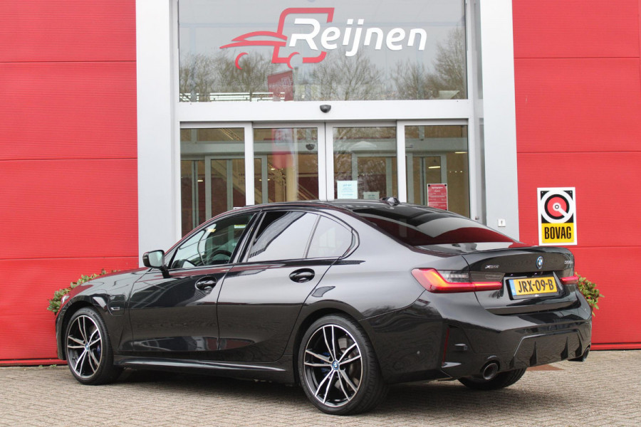BMW 3-serie 330e 292PK xDRIVE | PANORAMISCH SCHUIF/KANTEL DAK | M-SPORT PRO-PAKKET | M-SPORT REMMEN UITGEVOERD IN DONKERBLAUW MET M LOGO | BMW LIVE COCKPIT PROFESSIONAL | CURVED DISPLAY |DRIVING ASSISTANT INCL. HEAD-UP DISPLAY | PARKING ASSIST INCL. ACHTERUITRIJCAMERA | ADAPTIEVE LED KOPLAMPEN |SHADOW LINE | M-SPORTSTOELEN VOOR | LEDER VERNASCA MET CONTRAST STIKSELS M-SPORT | STOEL VERWARMING | DRAADLOZE APPLE CARPLAY | ELEKTRISCH VERSTELBARE STOELEN MET GEHEUGEN FUNCTIE | HEAD UP DISPLAY | DRAADLOZE TELEFOONLADER | DODEHOEK BEWAKING | COMFORT PACK INCL. ELEKTRISCHE ACHTERKLEP | A