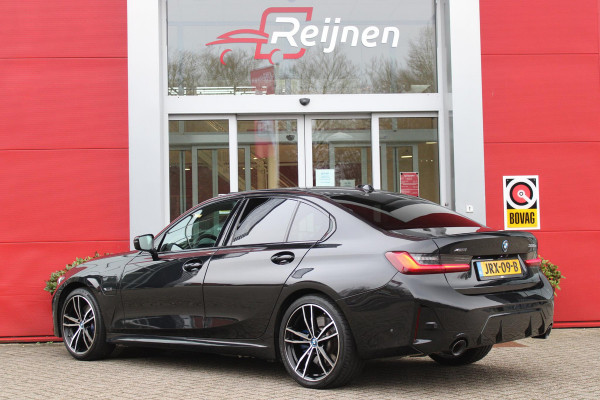 BMW 3-serie 330e 292PK xDRIVE | PANORAMISCH SCHUIF/KANTEL DAK | M-SPORT PRO-PAKKET | M-SPORT REMMEN UITGEVOERD IN DONKERBLAUW MET M LOGO | BMW LIVE COCKPIT PROFESSIONAL | CURVED DISPLAY |DRIVING ASSISTANT INCL. HEAD-UP DISPLAY | PARKING ASSIST INCL. ACHTERUITRIJCAMERA | ADAPTIEVE LED KOPLAMPEN |SHADOW LINE | M-SPORTSTOELEN VOOR | LEDER VERNASCA MET CONTRAST STIKSELS M-SPORT | STOEL VERWARMING | DRAADLOZE APPLE CARPLAY | ELEKTRISCH VERSTELBARE STOELEN MET GEHEUGEN FUNCTIE | HEAD UP DISPLAY | DRAADLOZE TELEFOONLADER | DODEHOEK BEWAKING | COMFORT PACK INCL. ELEKTRISCHE ACHTERKLEP | A