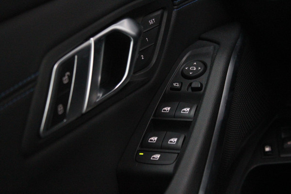 BMW 3-serie 330e 292PK xDRIVE | PANORAMISCH SCHUIF/KANTEL DAK | M-SPORT PRO-PAKKET | M-SPORT REMMEN UITGEVOERD IN DONKERBLAUW MET M LOGO | BMW LIVE COCKPIT PROFESSIONAL | CURVED DISPLAY |DRIVING ASSISTANT INCL. HEAD-UP DISPLAY | PARKING ASSIST INCL. ACHTERUITRIJCAMERA | ADAPTIEVE LED KOPLAMPEN |SHADOW LINE | M-SPORTSTOELEN VOOR | LEDER VERNASCA MET CONTRAST STIKSELS M-SPORT | STOEL VERWARMING | DRAADLOZE APPLE CARPLAY | ELEKTRISCH VERSTELBARE STOELEN MET GEHEUGEN FUNCTIE | HEAD UP DISPLAY | DRAADLOZE TELEFOONLADER | DODEHOEK BEWAKING | COMFORT PACK INCL. ELEKTRISCHE ACHTERKLEP | A