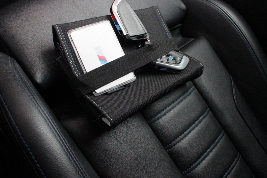 BMW 3-serie 330e 292PK xDRIVE | PANORAMISCH SCHUIF/KANTEL DAK | M-SPORT PRO-PAKKET | M-SPORT REMMEN UITGEVOERD IN DONKERBLAUW MET M LOGO | BMW LIVE COCKPIT PROFESSIONAL | CURVED DISPLAY |DRIVING ASSISTANT INCL. HEAD-UP DISPLAY | PARKING ASSIST INCL. ACHTERUITRIJCAMERA | ADAPTIEVE LED KOPLAMPEN |SHADOW LINE | M-SPORTSTOELEN VOOR | LEDER VERNASCA MET CONTRAST STIKSELS M-SPORT | STOEL VERWARMING | DRAADLOZE APPLE CARPLAY | ELEKTRISCH VERSTELBARE STOELEN MET GEHEUGEN FUNCTIE | HEAD UP DISPLAY | DRAADLOZE TELEFOONLADER | DODEHOEK BEWAKING | COMFORT PACK INCL. ELEKTRISCHE ACHTERKLEP | A