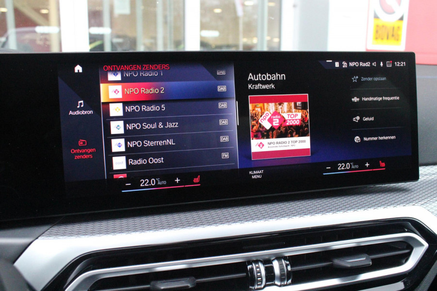 BMW 3-serie 330e 292PK xDRIVE | PANORAMISCH SCHUIF/KANTEL DAK | M-SPORT PRO-PAKKET | M-SPORT REMMEN UITGEVOERD IN DONKERBLAUW MET M LOGO | BMW LIVE COCKPIT PROFESSIONAL | CURVED DISPLAY |DRIVING ASSISTANT INCL. HEAD-UP DISPLAY | PARKING ASSIST INCL. ACHTERUITRIJCAMERA | ADAPTIEVE LED KOPLAMPEN |SHADOW LINE | M-SPORTSTOELEN VOOR | LEDER VERNASCA MET CONTRAST STIKSELS M-SPORT | STOEL VERWARMING | DRAADLOZE APPLE CARPLAY | ELEKTRISCH VERSTELBARE STOELEN MET GEHEUGEN FUNCTIE | HEAD UP DISPLAY | DRAADLOZE TELEFOONLADER | DODEHOEK BEWAKING | COMFORT PACK INCL. ELEKTRISCHE ACHTERKLEP | A