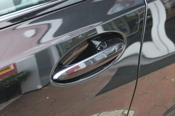 BMW 3-serie 330e 292PK xDRIVE | PANORAMISCH SCHUIF/KANTEL DAK | M-SPORT PRO-PAKKET | M-SPORT REMMEN UITGEVOERD IN DONKERBLAUW MET M LOGO | BMW LIVE COCKPIT PROFESSIONAL | CURVED DISPLAY |DRIVING ASSISTANT INCL. HEAD-UP DISPLAY | PARKING ASSIST INCL. ACHTERUITRIJCAMERA | ADAPTIEVE LED KOPLAMPEN |SHADOW LINE | M-SPORTSTOELEN VOOR | LEDER VERNASCA MET CONTRAST STIKSELS M-SPORT | STOEL VERWARMING | DRAADLOZE APPLE CARPLAY | ELEKTRISCH VERSTELBARE STOELEN MET GEHEUGEN FUNCTIE | HEAD UP DISPLAY | DRAADLOZE TELEFOONLADER | DODEHOEK BEWAKING | COMFORT PACK INCL. ELEKTRISCHE ACHTERKLEP | A