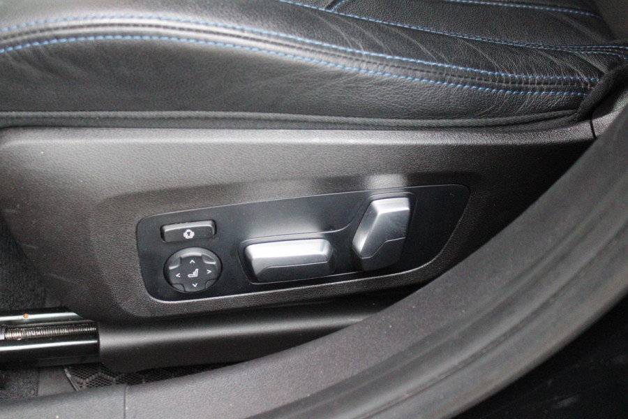 BMW 3-serie 330e 292PK xDRIVE | PANORAMISCH SCHUIF/KANTEL DAK | M-SPORT PRO-PAKKET | M-SPORT REMMEN UITGEVOERD IN DONKERBLAUW MET M LOGO | BMW LIVE COCKPIT PROFESSIONAL | CURVED DISPLAY |DRIVING ASSISTANT INCL. HEAD-UP DISPLAY | PARKING ASSIST INCL. ACHTERUITRIJCAMERA | ADAPTIEVE LED KOPLAMPEN |SHADOW LINE | M-SPORTSTOELEN VOOR | LEDER VERNASCA MET CONTRAST STIKSELS M-SPORT | STOEL VERWARMING | DRAADLOZE APPLE CARPLAY | ELEKTRISCH VERSTELBARE STOELEN MET GEHEUGEN FUNCTIE | HEAD UP DISPLAY | DRAADLOZE TELEFOONLADER | DODEHOEK BEWAKING | COMFORT PACK INCL. ELEKTRISCHE ACHTERKLEP | A