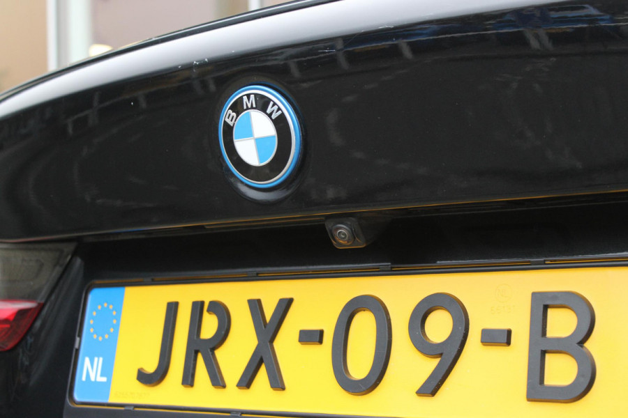 BMW 3-serie 330e 292PK xDRIVE | PANORAMISCH SCHUIF/KANTEL DAK | M-SPORT PRO-PAKKET | M-SPORT REMMEN UITGEVOERD IN DONKERBLAUW MET M LOGO | BMW LIVE COCKPIT PROFESSIONAL | CURVED DISPLAY |DRIVING ASSISTANT INCL. HEAD-UP DISPLAY | PARKING ASSIST INCL. ACHTERUITRIJCAMERA | ADAPTIEVE LED KOPLAMPEN |SHADOW LINE | M-SPORTSTOELEN VOOR | LEDER VERNASCA MET CONTRAST STIKSELS M-SPORT | STOEL VERWARMING | DRAADLOZE APPLE CARPLAY | ELEKTRISCH VERSTELBARE STOELEN MET GEHEUGEN FUNCTIE | HEAD UP DISPLAY | DRAADLOZE TELEFOONLADER | DODEHOEK BEWAKING | COMFORT PACK INCL. ELEKTRISCHE ACHTERKLEP | A