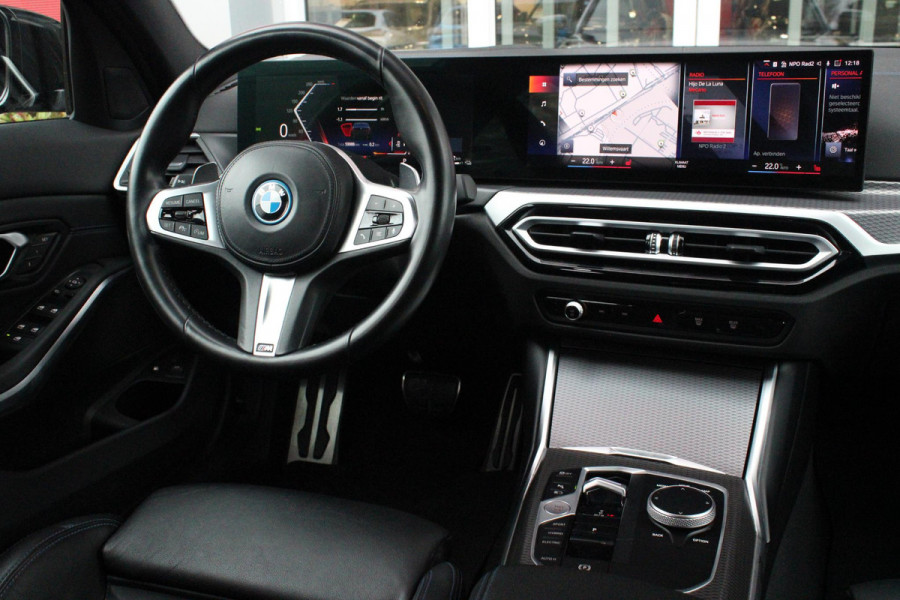 BMW 3-serie 330e 292PK xDRIVE | PANORAMISCH SCHUIF/KANTEL DAK | M-SPORT PRO-PAKKET | M-SPORT REMMEN UITGEVOERD IN DONKERBLAUW MET M LOGO | BMW LIVE COCKPIT PROFESSIONAL | CURVED DISPLAY |DRIVING ASSISTANT INCL. HEAD-UP DISPLAY | PARKING ASSIST INCL. ACHTERUITRIJCAMERA | ADAPTIEVE LED KOPLAMPEN |SHADOW LINE | M-SPORTSTOELEN VOOR | LEDER VERNASCA MET CONTRAST STIKSELS M-SPORT | STOEL VERWARMING | DRAADLOZE APPLE CARPLAY | ELEKTRISCH VERSTELBARE STOELEN MET GEHEUGEN FUNCTIE | HEAD UP DISPLAY | DRAADLOZE TELEFOONLADER | DODEHOEK BEWAKING | COMFORT PACK INCL. ELEKTRISCHE ACHTERKLEP | A