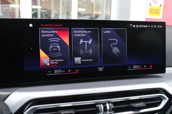 BMW 3-serie 330e 292PK xDRIVE | PANORAMISCH SCHUIF/KANTEL DAK | M-SPORT PRO-PAKKET | M-SPORT REMMEN UITGEVOERD IN DONKERBLAUW MET M LOGO | BMW LIVE COCKPIT PROFESSIONAL | CURVED DISPLAY |DRIVING ASSISTANT INCL. HEAD-UP DISPLAY | PARKING ASSIST INCL. ACHTERUITRIJCAMERA | ADAPTIEVE LED KOPLAMPEN |SHADOW LINE | M-SPORTSTOELEN VOOR | LEDER VERNASCA MET CONTRAST STIKSELS M-SPORT | STOEL VERWARMING | DRAADLOZE APPLE CARPLAY | ELEKTRISCH VERSTELBARE STOELEN MET GEHEUGEN FUNCTIE | HEAD UP DISPLAY | DRAADLOZE TELEFOONLADER | DODEHOEK BEWAKING | COMFORT PACK INCL. ELEKTRISCHE ACHTERKLEP | A