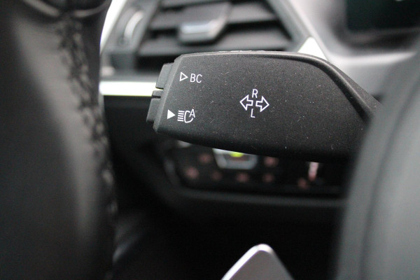 BMW 3-serie 330e 292PK xDRIVE | PANORAMISCH SCHUIF/KANTEL DAK | M-SPORT PRO-PAKKET | M-SPORT REMMEN UITGEVOERD IN DONKERBLAUW MET M LOGO | BMW LIVE COCKPIT PROFESSIONAL | CURVED DISPLAY |DRIVING ASSISTANT INCL. HEAD-UP DISPLAY | PARKING ASSIST INCL. ACHTERUITRIJCAMERA | ADAPTIEVE LED KOPLAMPEN |SHADOW LINE | M-SPORTSTOELEN VOOR | LEDER VERNASCA MET CONTRAST STIKSELS M-SPORT | STOEL VERWARMING | DRAADLOZE APPLE CARPLAY | ELEKTRISCH VERSTELBARE STOELEN MET GEHEUGEN FUNCTIE | HEAD UP DISPLAY | DRAADLOZE TELEFOONLADER | DODEHOEK BEWAKING | COMFORT PACK INCL. ELEKTRISCHE ACHTERKLEP | A