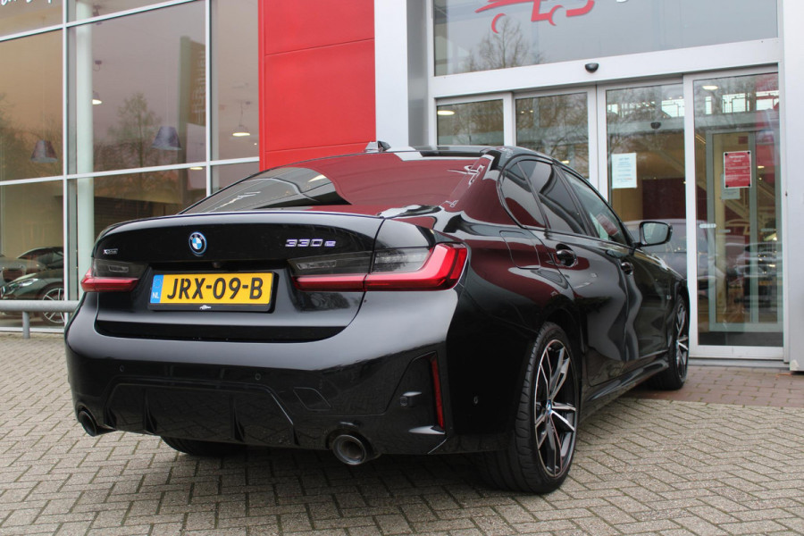 BMW 3-serie 330e 292PK xDRIVE | PANORAMISCH SCHUIF/KANTEL DAK | M-SPORT PRO-PAKKET | M-SPORT REMMEN UITGEVOERD IN DONKERBLAUW MET M LOGO | BMW LIVE COCKPIT PROFESSIONAL | CURVED DISPLAY |DRIVING ASSISTANT INCL. HEAD-UP DISPLAY | PARKING ASSIST INCL. ACHTERUITRIJCAMERA | ADAPTIEVE LED KOPLAMPEN |SHADOW LINE | M-SPORTSTOELEN VOOR | LEDER VERNASCA MET CONTRAST STIKSELS M-SPORT | STOEL VERWARMING | DRAADLOZE APPLE CARPLAY | ELEKTRISCH VERSTELBARE STOELEN MET GEHEUGEN FUNCTIE | HEAD UP DISPLAY | DRAADLOZE TELEFOONLADER | DODEHOEK BEWAKING | COMFORT PACK INCL. ELEKTRISCHE ACHTERKLEP | A