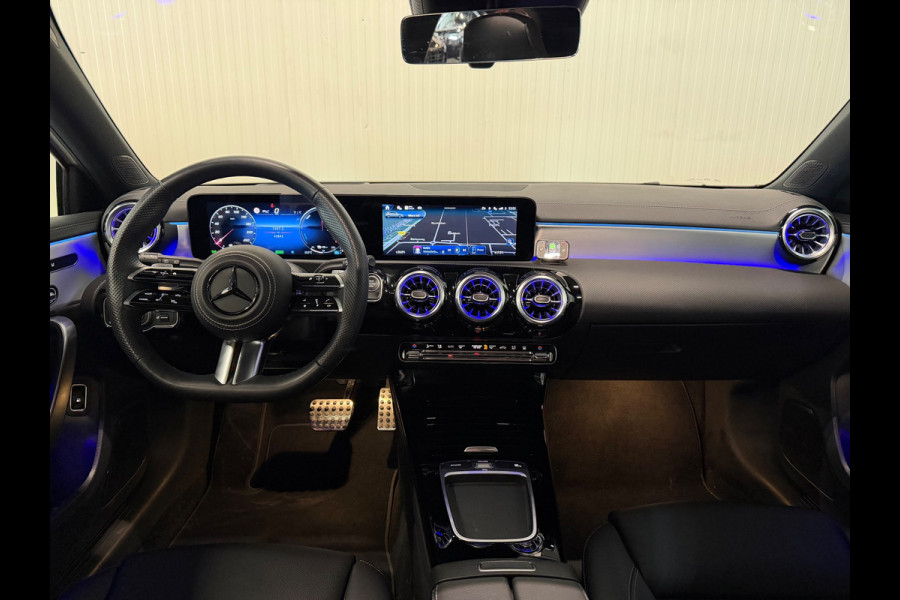 Mercedes-Benz A-Klasse 250 e Star Edition AMG Line Plus | PANO | HUD | 360 CAMERA | TREKHAAK | VOL OPTIES!