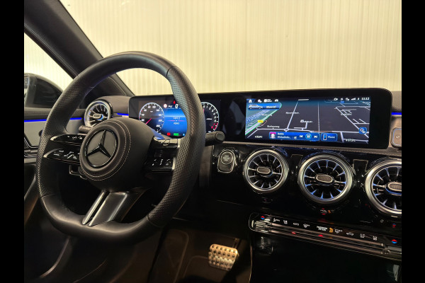 Mercedes-Benz A-Klasse 250 e Star Edition AMG Line Plus | PANO | HUD | 360 CAMERA | TREKHAAK | VOL OPTIES!