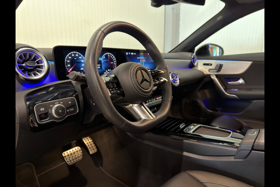 Mercedes-Benz A-Klasse 250 e Star Edition AMG Line Plus | PANO | HUD | 360 CAMERA | TREKHAAK | VOL OPTIES!