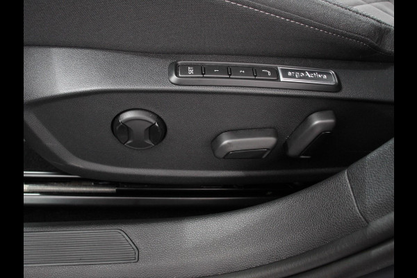 Volkswagen Golf 1.5 eTSI 150pk DSG Style Navigatie DAB Camera Lane Assist LED Adaptive Cruise Control Keyless Go Stoelverwarming Lichtmetalen Velgen