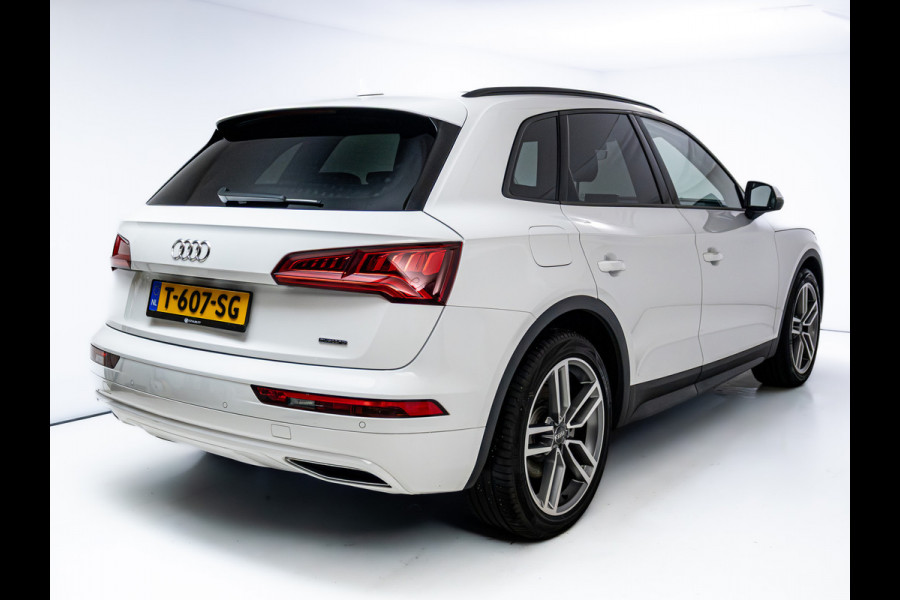 Audi Q5 50 TFSI e quattro 300 PK | Panormadak | Luchtvering | Elec. trekhaak | Stoel- Stuur_ & Achterbankverw. | Digitaal dashboard, Elec. achterklep, Navigatie, Adaptive Cruise control