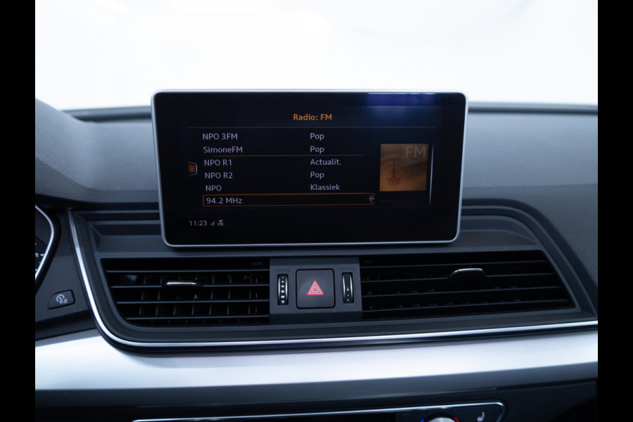 Audi Q5 50 TFSI e quattro 300 PK | Panormadak | Luchtvering | Elec. trekhaak | Stoel- Stuur_ & Achterbankverw. | Digitaal dashboard, Elec. achterklep, Navigatie, Adaptive Cruise control