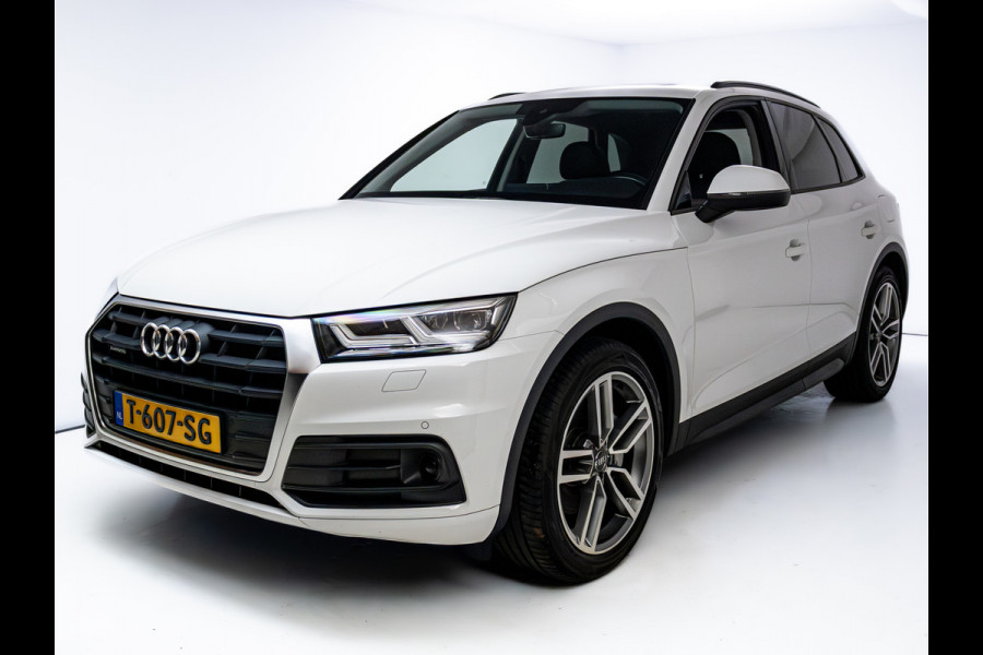 Audi Q5 50 TFSI e quattro 300 PK | Panormadak | Luchtvering | Elec. trekhaak | Stoel- Stuur_ & Achterbankverw. | Digitaal dashboard, Elec. achterklep, Navigatie, Adaptive Cruise control