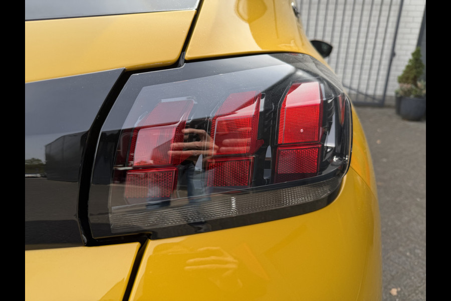 Peugeot e-208 Active Pack 50 kWh (Automatische Airco - LED - Navigatie - Apple Carplay - Keyless Start - Lichtmetalen Velgen)