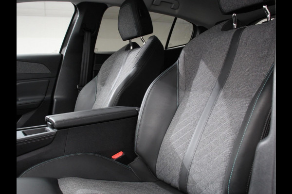 Peugeot 408 1.2 PureTech Allure 130 pk Automaat | Navigatie Apple Carplay/Android Auto Airco Camera Parkeer sensoren Cruise Control Led Lichtmetalen Velgen Stoelverwarming