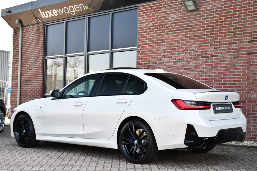 BMW 3-serie 330e xDrive M-Sport Pro Pano M-zetels ACC HUD 19inch El-klep