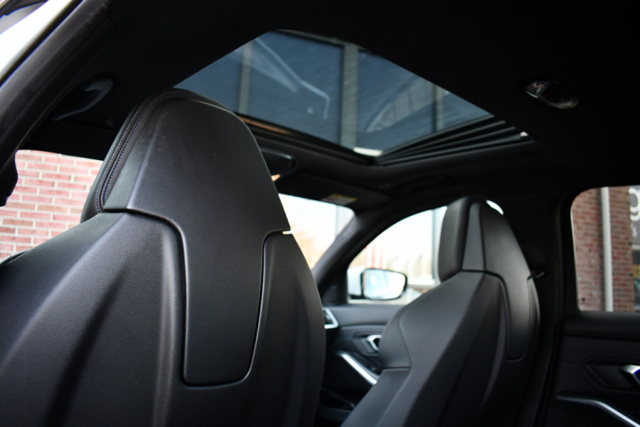 BMW 3-serie 330e xDrive M-Sport Pro Pano M-zetels ACC HUD 19inch El-klep