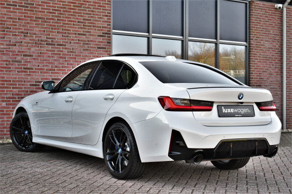 BMW 3-serie 330e xDrive M-Sport Pro Pano M-zetels ACC HUD 19inch El-klep