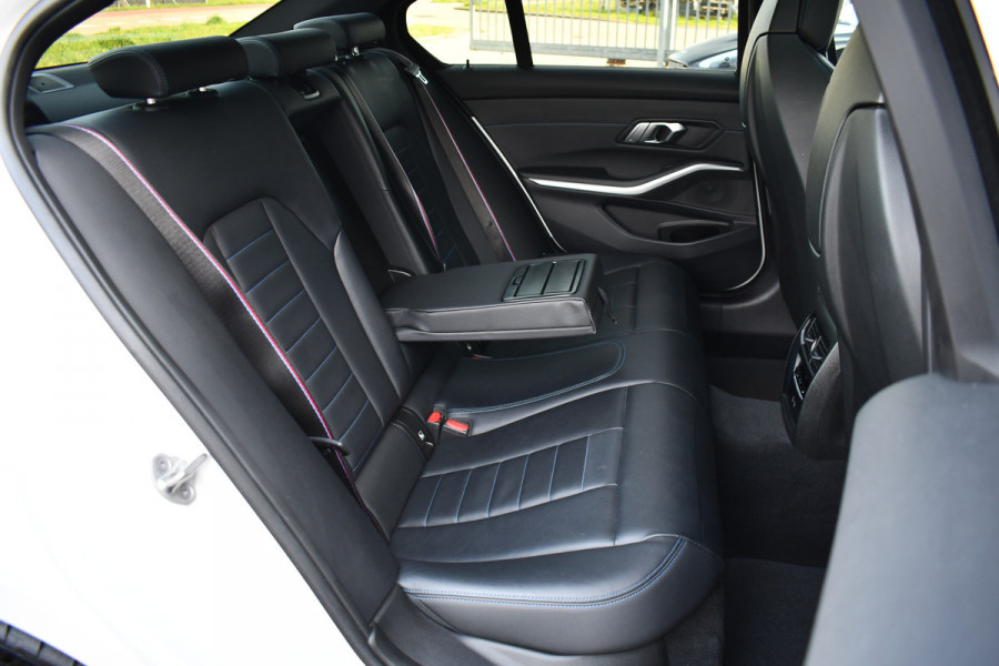 BMW 3-serie 330e xDrive M-Sport Pro Pano M-zetels ACC HUD 19inch El-klep