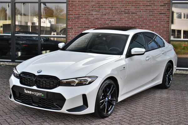 BMW 3-serie 330e xDrive M-Sport Pro Pano M-zetels ACC HUD 19inch El-klep