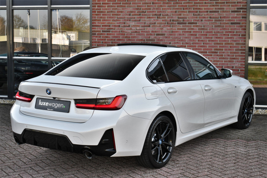 BMW 3-serie 330e xDrive M-Sport Pro Pano M-zetels ACC HUD 19inch El-klep