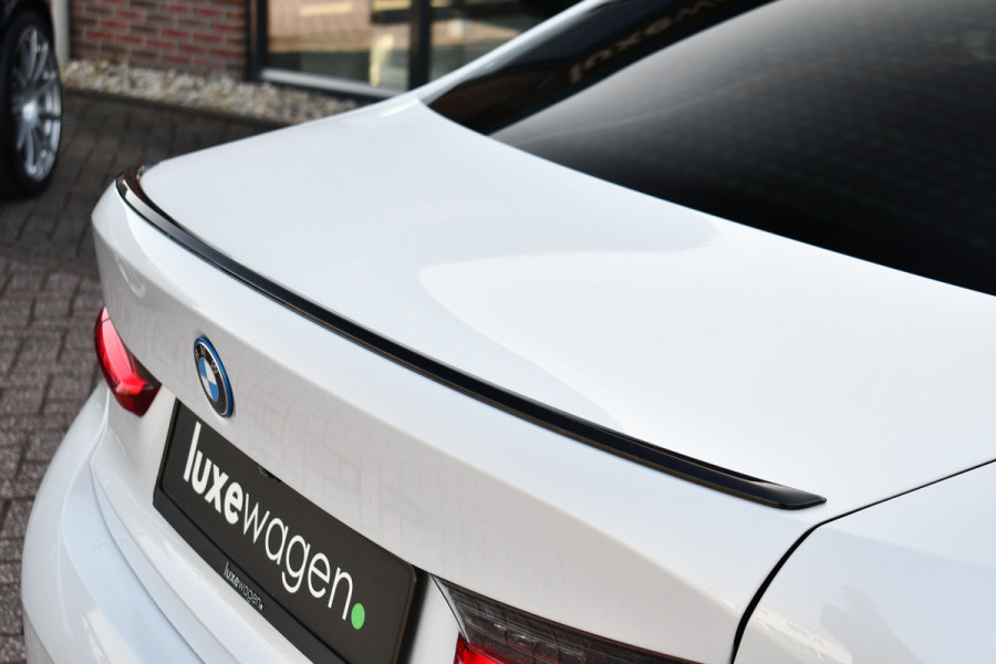 BMW 3-serie 330e xDrive M-Sport Pro Pano M-zetels ACC HUD 19inch El-klep
