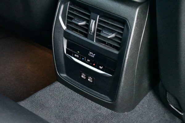 BMW 3-serie 330e xDrive M-Sport Pro Pano M-zetels ACC HUD 19inch El-klep