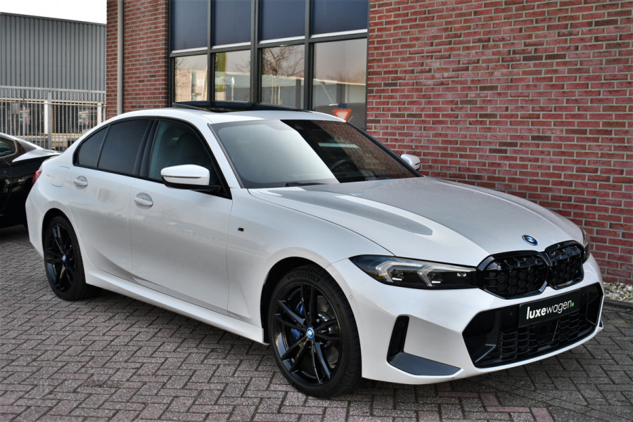 BMW 3-serie 330e xDrive M-Sport Pro Pano M-zetels ACC HUD 19inch El-klep