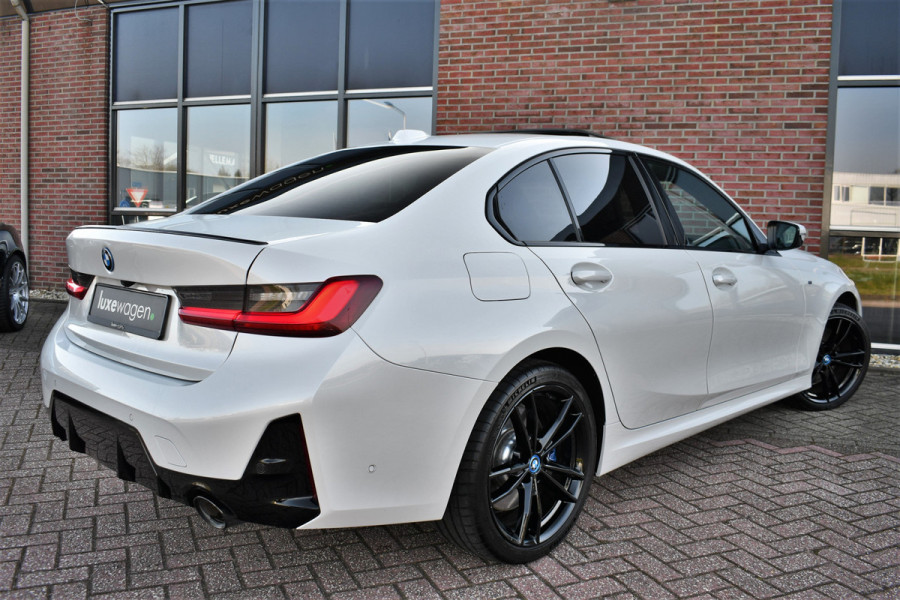 BMW 3-serie 330e xDrive M-Sport Pro Pano M-zetels ACC HUD 19inch El-klep