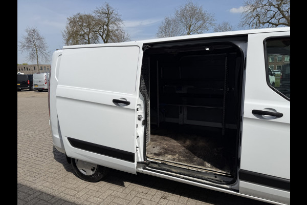 Ford Transit Custom 300 2.0 TDCI 130pk L2H1 Trend / vaste prijs rijklaar € 17.950 ex btw / ingerichte laadruimte / euro 6 / bpm vrij / trekhaak 2800 kg / airco / cruise / navigatie / camera !