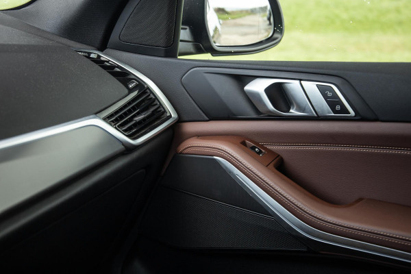 BMW X5 xDrive45e High Executive CARPLAY / CAMERA / DEALER ONDERHOUDEN / BRUIN LEER / STOELVERWARMING