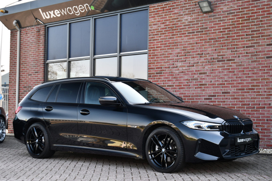 BMW 3 Serie Touring 330e M-Sport Pano ACC Trekhaak H/K HUD 19inch Stuurverw