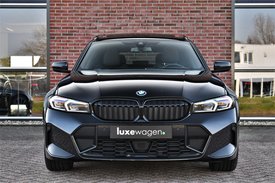 BMW 3 Serie Touring 330e M-Sport Pano ACC Trekhaak H/K HUD 19inch Stuurverw