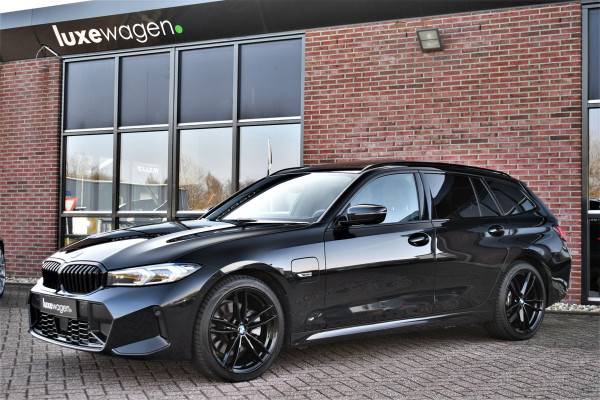 BMW 3 Serie Touring 330e M-Sport Pano ACC Trekhaak H/K HUD 19inch Stuurverw