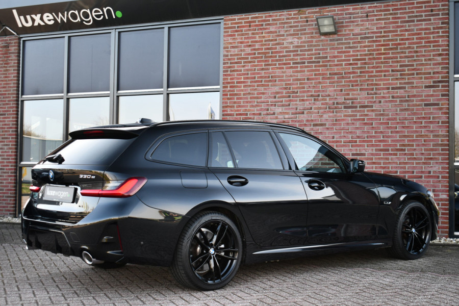 BMW 3 Serie Touring 330e M-Sport Pano ACC Trekhaak H/K HUD 19inch Stuurverw