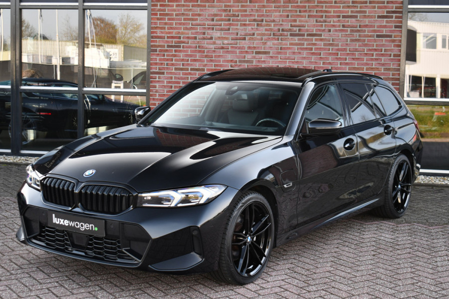 BMW 3 Serie Touring 330e M-Sport Pano ACC Trekhaak H/K HUD 19inch Stuurverw