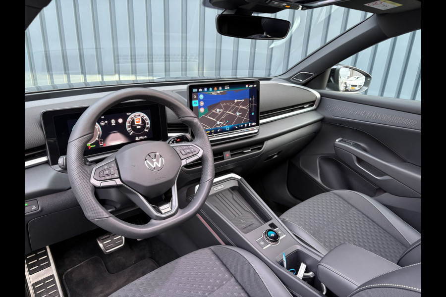 Volkswagen T-Roc 1.5 eTsi R-Line First Edition | Trekhaak wegkl. | 360 Camera | Panodak | Harman/Kardon | Prijs Rijklaar!!