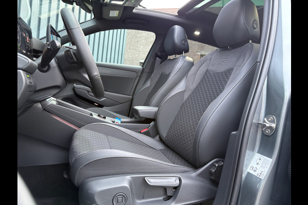 Volkswagen T-Roc 1.5 eTsi R-Line First Edition | Trekhaak wegkl. | 360 Camera | Panodak | Harman/Kardon | Prijs Rijklaar!!