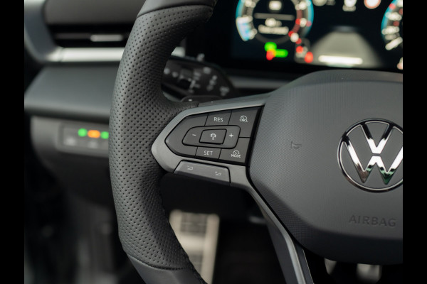 Volkswagen T-Roc 1.5 eTsi R-Line First Edition | Trekhaak wegkl. | 360 Camera | Panodak | Harman/Kardon | Prijs Rijklaar!!