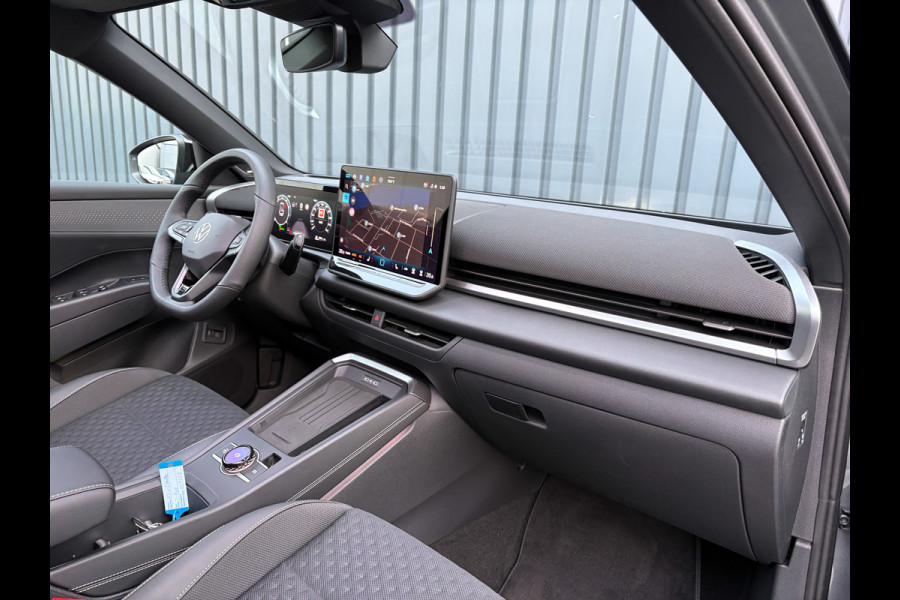 Volkswagen T-Roc 1.5 eTsi R-Line First Edition | Trekhaak wegkl. | 360 Camera | Panodak | Harman/Kardon | Prijs Rijklaar!!