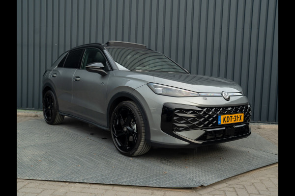 Volkswagen T-Roc 1.5 eTsi R-Line First Edition | Trekhaak wegkl. | 360 Camera | Panodak | Harman/Kardon | Prijs Rijklaar!!