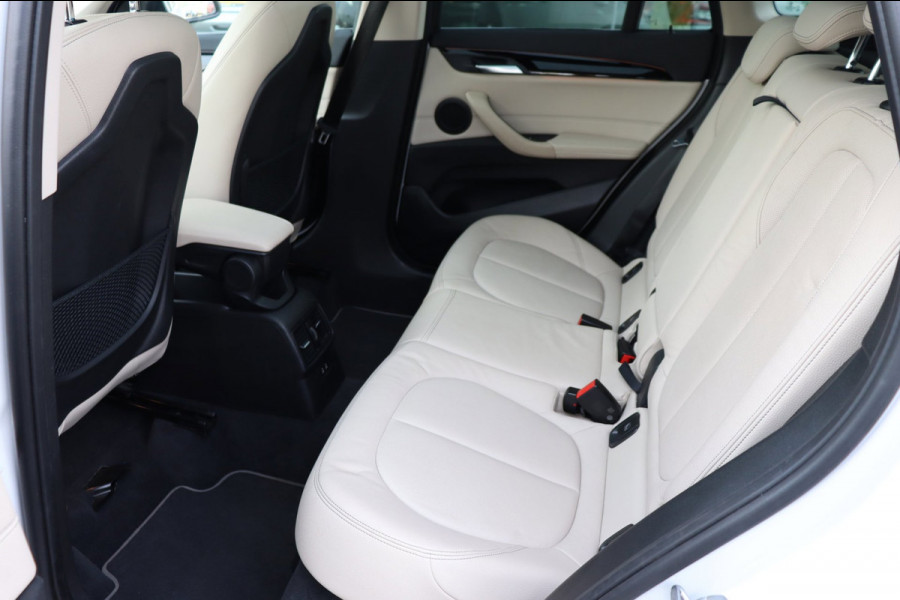 BMW X1 SDrive20i High Executive org.NL leer+verw Schuifdak HUD A.camera Carplay